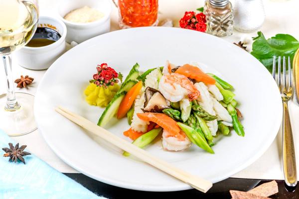 Creveți și Calamar cu Ciuperci Aromate și Sparanghel